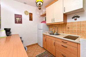 Fridge, stovetop, coffee/tea maker, cookware/dishes/utensils