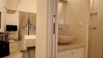 Een douche, een bidet, handdoeken