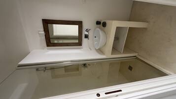 Een douche, een bidet, handdoeken