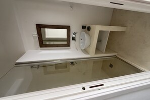 Een douche, een bidet, handdoeken