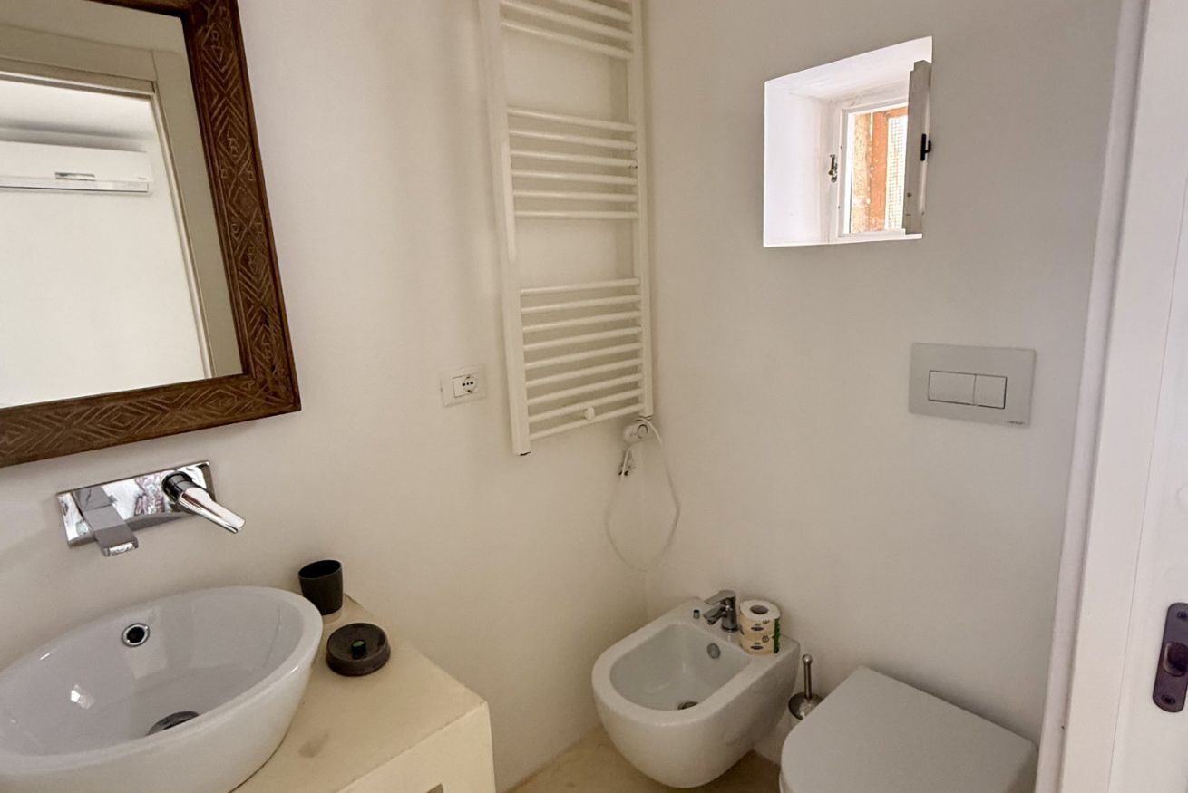 Chuveiro, bidê, toalhas de banho 