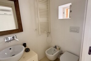 Een douche, een bidet, handdoeken