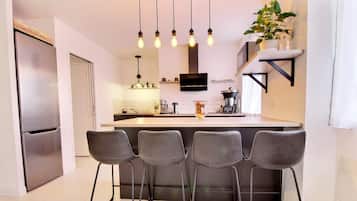 Réfrigérateur, micro-ondes, four, plaque de cuisson