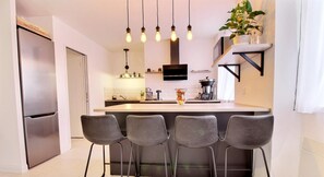 Kjøleskap, mikrobølgeovn, ovn og kokeplater