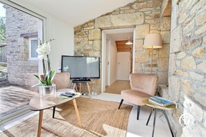 TV, fireplace