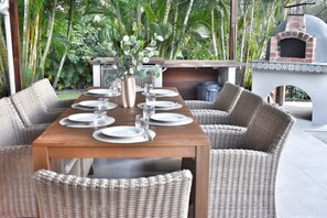 Outdoor dining - Huge Hidden Hinterland Estate (Canungra)