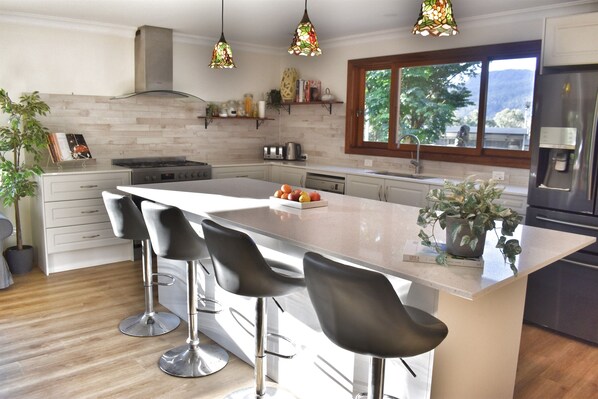 Fridge, oven, stovetop, dishwasher - Huge Hidden Hinterland Estate (Canungra)