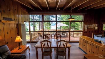 Deluxe Cabin (8 person) Pet Friendly | Living area