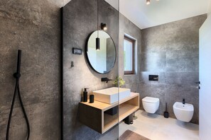 Shower, free toiletries, bidet