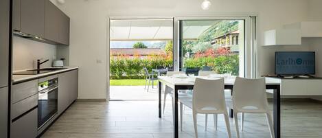 Een koelkast, een oven, een kookplaat, een vaatwasser