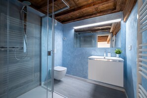 Douche, séchoir à cheveux, bidet, serviettes fournies