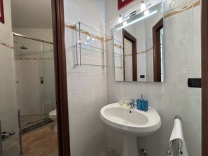 Ducha, secador de pelo, bidet, toallas