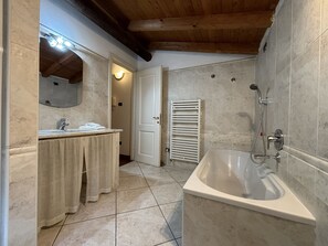 Dusche, Haartrockner, Bidet, Handtücher