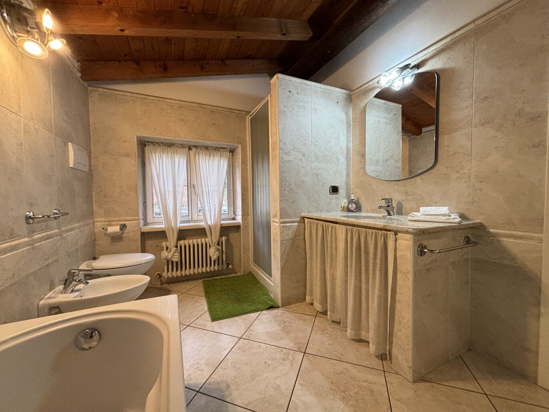 Douche, sèche-cheveux, bidet, serviettes fournies