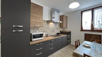 Een koelkast, een magnetron, een oven, een kookplaat