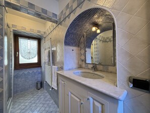 Douche, sèche-cheveux, bidet, serviettes fournies