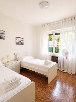 2 habitaciones, tabla de planchar con plancha, cuna de viaje y wifi 