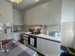 Fridge, oven, stovetop, dishwasher