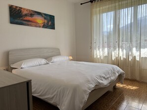 WiFi, bed sheets