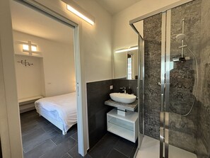 Shower, hair dryer, bidet, towels