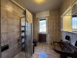 Regadera, secadora de cabello, bidet, toallas 