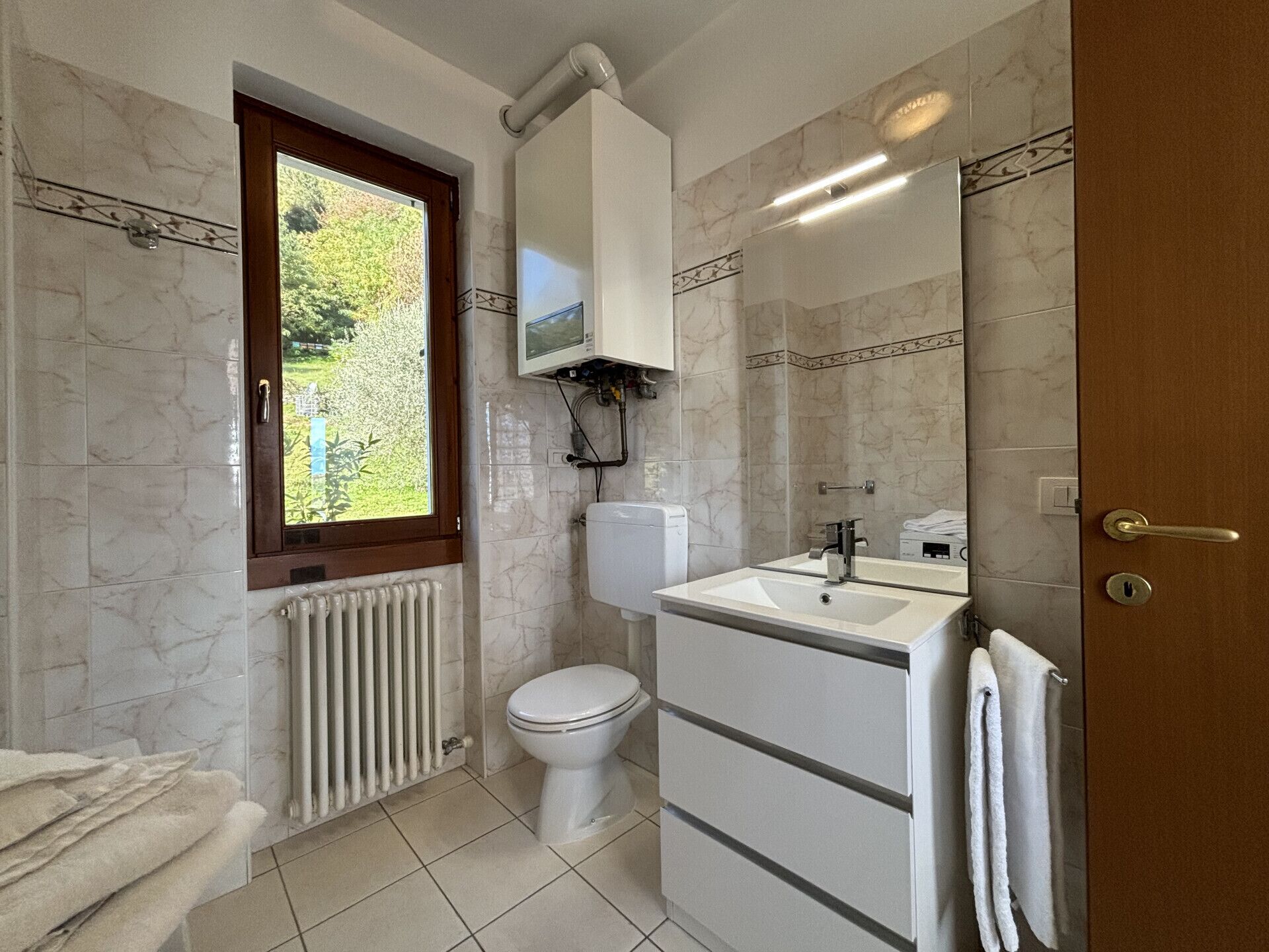 Dusch, hårtork, bidé och handdukar