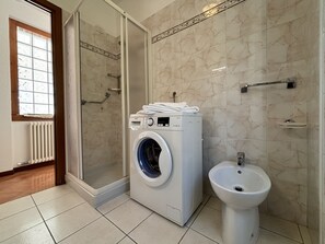 Dusche, Haartrockner, Bidet, Handtücher