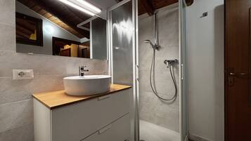 Bruser, hårtørrer, bidet, håndklæder