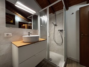Shower, hair dryer, bidet, towels