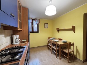 Fridge, oven, stovetop, cookware/dishes/utensils