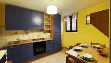 Køleskab, ovn, kogeplade, elkedel