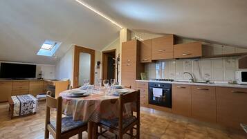 Frigorifero, microonde, forno, piano cottura