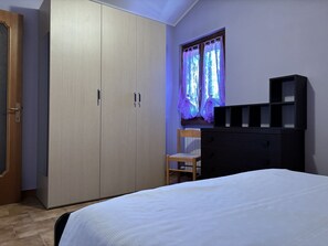 Tabla de planchar con plancha, wifi y ropa de cama