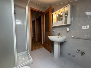 Dusche, Haartrockner, Bidet, Handtücher