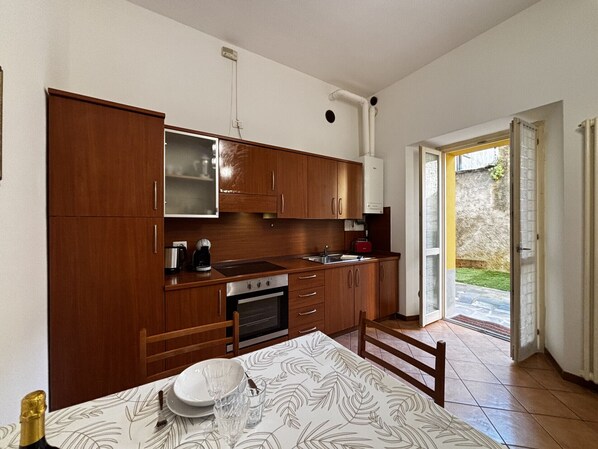 Fridge, microwave, oven, cookware/dishes/utensils