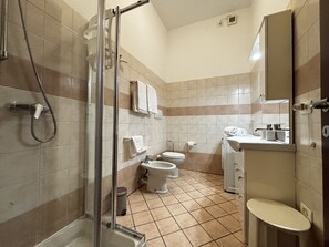 Douche, sèche-cheveux, bidet, serviettes fournies