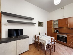 Fridge, microwave, oven, cookware/dishes/utensils