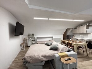 Tabla de planchar con plancha, wifi y ropa de cama 