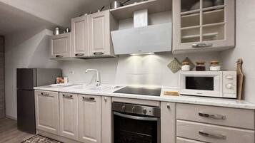Frigorífico, microondas, horno y placa de cocina