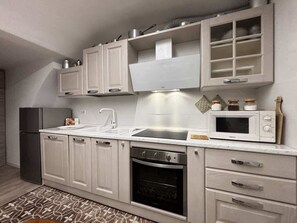 Wasserkocher mit Kaffee-/Teezubehör, Kühlschrank, Mikrowelle, Ofen