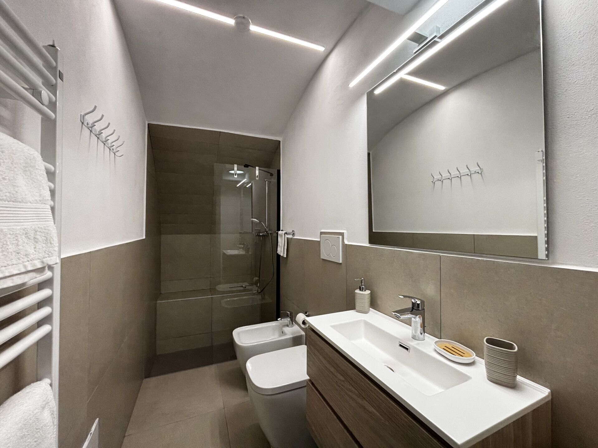 Doccia, asciugacapelli, bidet, asciugamani