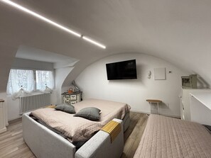 Tabla de planchar con plancha, wifi y ropa de cama 