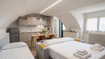 Tabla de planchar con plancha, wifi, ropa de cama