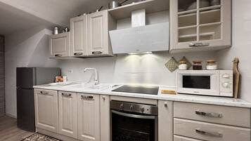 Køleskab, mikrobølgeovn, ovn, kogeplade