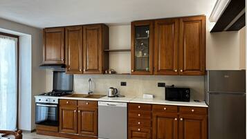 Køleskab, mikrobølgeovn, ovn, kogeplade