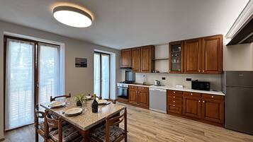 Køleskab, mikrobølgeovn, ovn, kogeplade