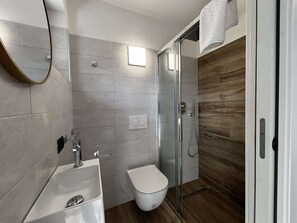 Shower, hair dryer, bidet, towels