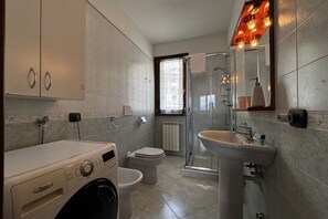 Douche, séchoir à cheveux, bidet, serviettes fournies
