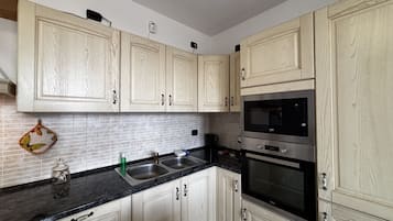 Een koelkast, een magnetron, een oven, een kookplaat