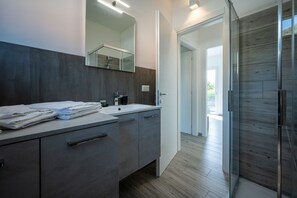 Shower, hair dryer, bidet, towels